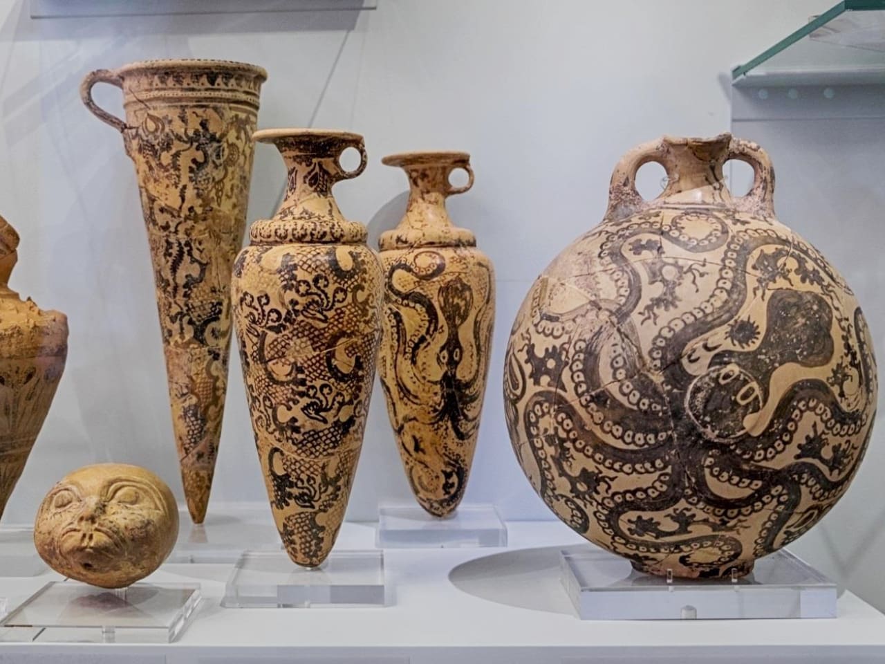 Stay In Chania & Visit Knossos Minoan Palace & Archaeological Museum of Heraklion